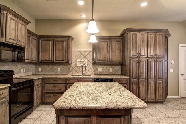 Building Photo - Spacious 3 bedroom/ Study -2264 sq ft.- Edmond Schools - Close to Quail Springs and Chisholm Cree...