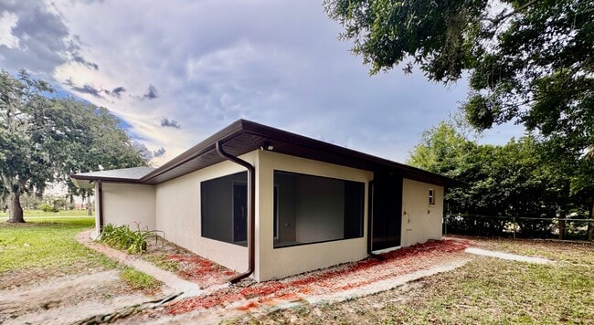 Building Photo - 3252 Golfview Rd