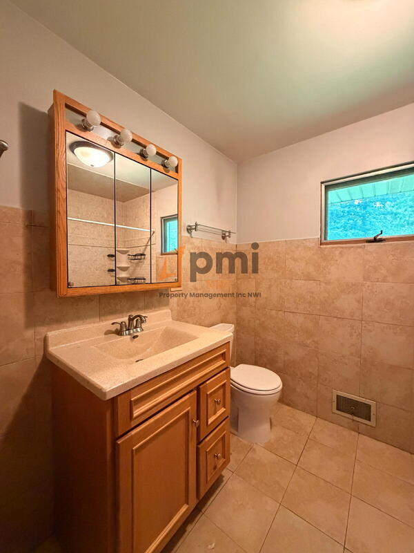 Building Photo - 330 E 69th Pl