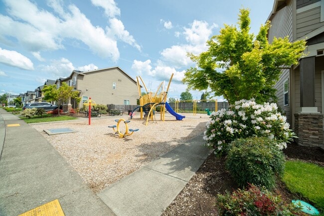 Building Photo - Newer Construction Townhome in Canby