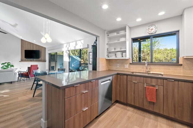 Building Photo - 2200 Homedale Dr