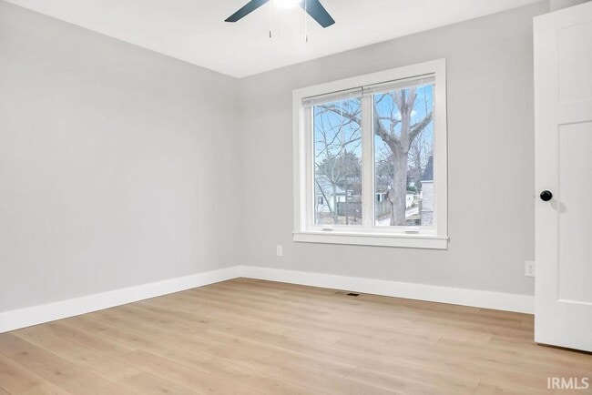 Building Photo - 1112 N Woodburn Ave