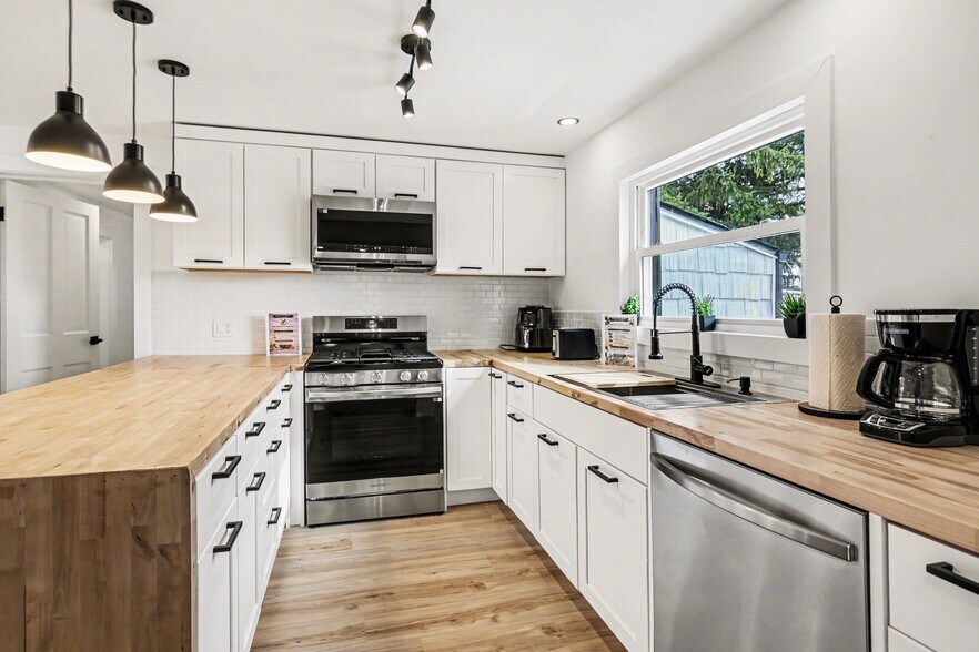 Kitchen - 2705 McCarty Rd