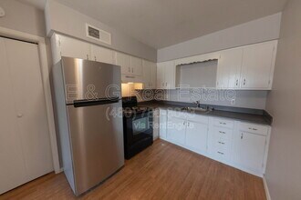 Building Photo - 563 N Cherry