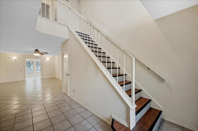 Building Photo - 605 Kingfisher Creek Dr - Nature lovers pa...