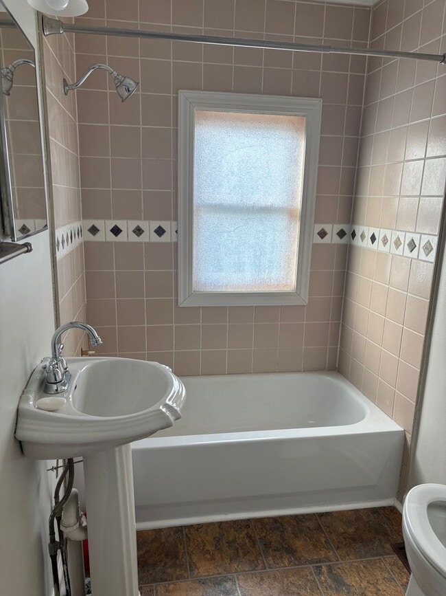 Building Photo - 2 Bedroom / 1 Bath Home Kingsport TN