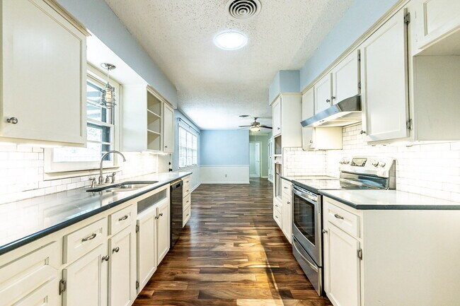 Building Photo - Beautiful 3 bedroom 2 bath