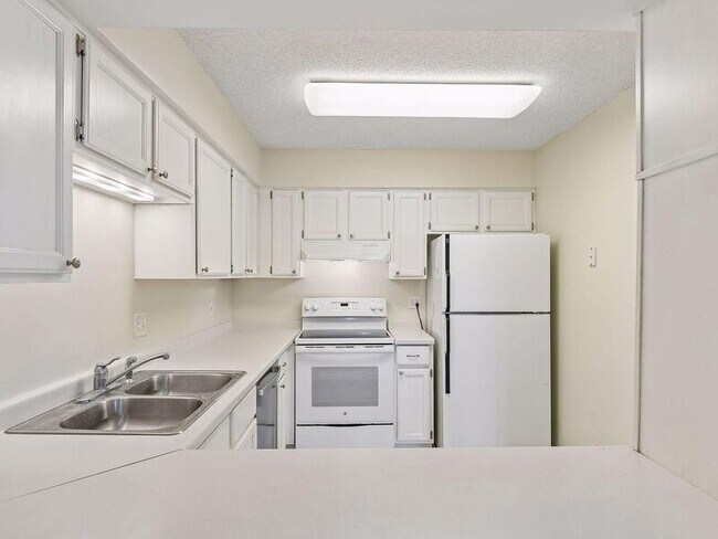 Building Photo - 9357 Ranchview Ln N