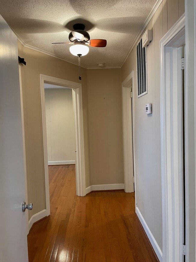 Building Photo - Beautiful 2 Bed, 1 Bath Brick Home in coun...