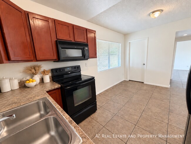 Building Photo - 4528 W Palm Ln