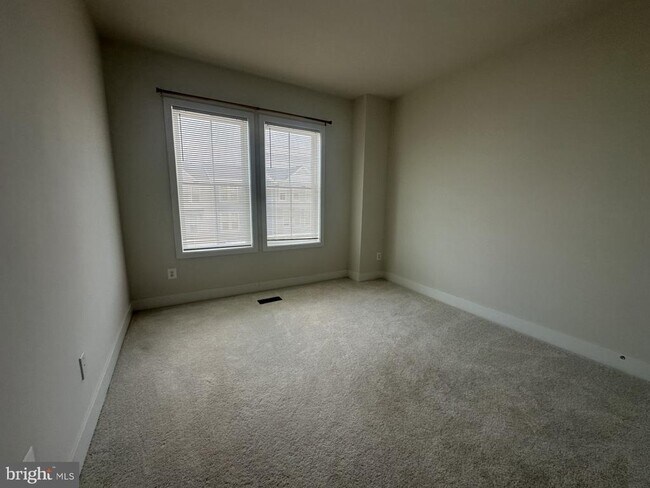Building Photo - 112 Galaxy Pl
