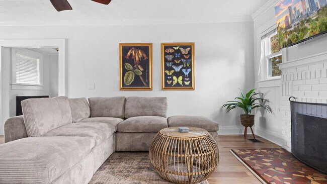 Building Photo - 720 1/2 West Woodlawn Avenue-SI ID1271939P