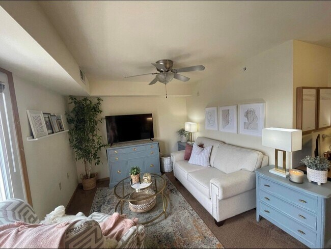 Building Photo - 123 King St