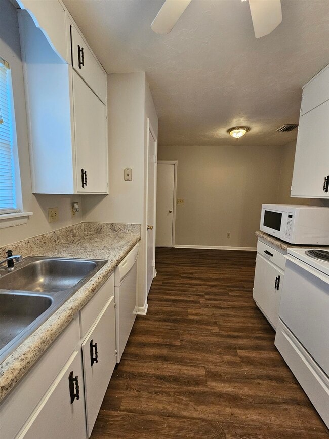 Building Photo - 2724 Whitney Dr N