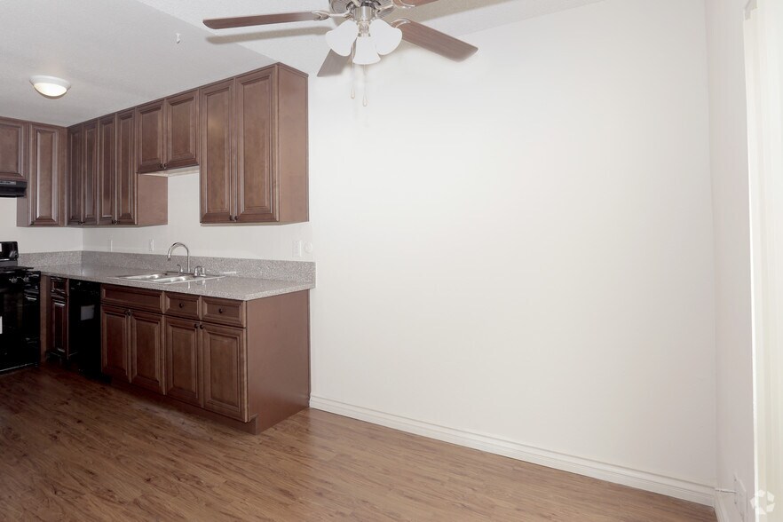 Kingswood Village 17830 Sherman Way Reseda CA 91335 Apartment Finder