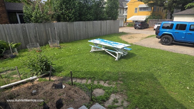 Building Photo - Freshly painted 4 bed Duplex in South Minn...