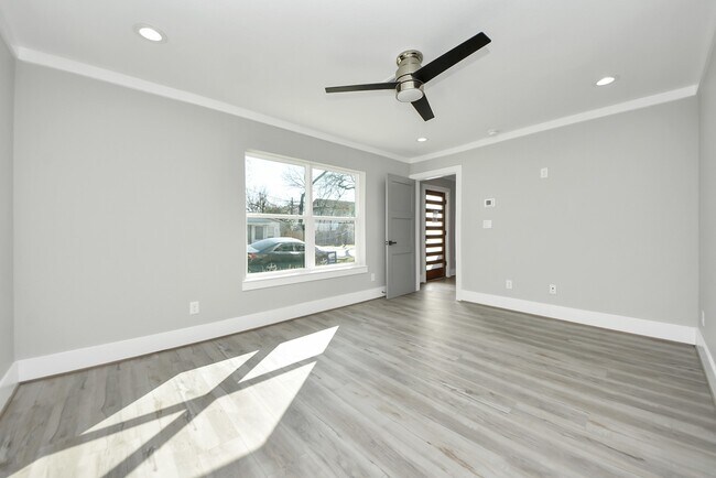 Building Photo - 604 W 28th St