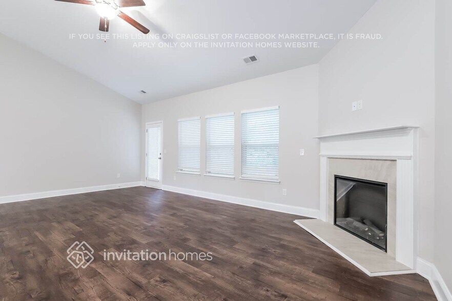 Building Photo - 245 Angela Ln