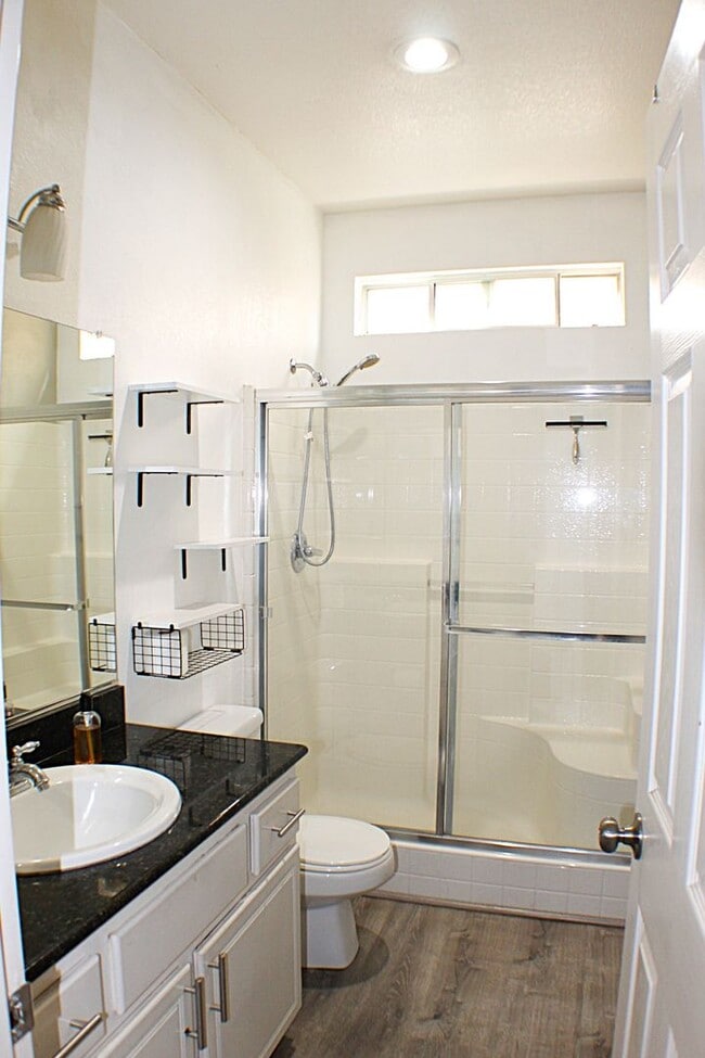 Building Photo - Amazing 5 bedroom home for rent in North F...