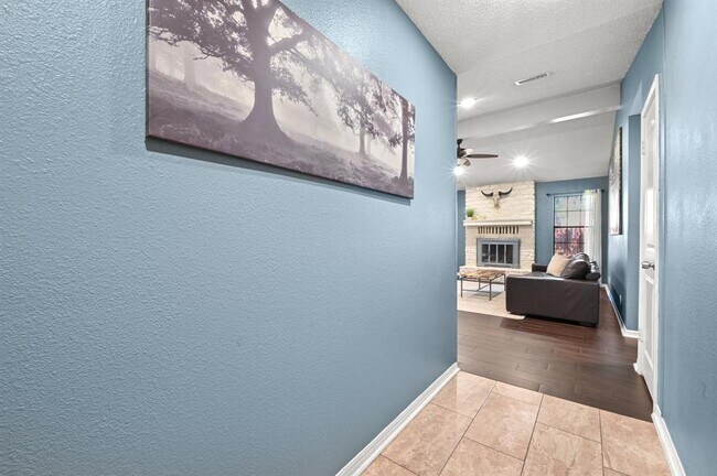 Building Photo - 303 Pin Oak Dr