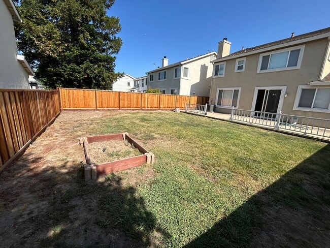 Building Photo - Beautiful Hidden Lake 3 Bed 3 Bath Home