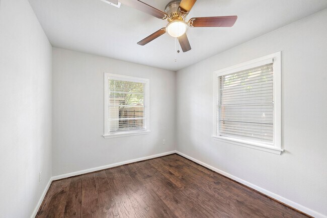 Building Photo - 5106 De Lange Ln
