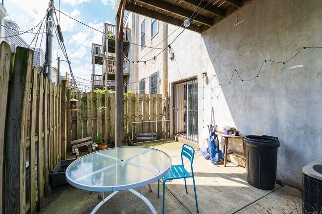 Building Photo - Three Bedroom Graduate Hospital Apartment