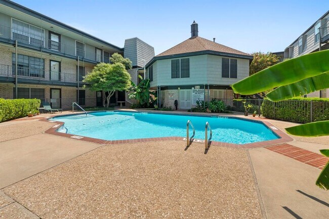 Building Photo - 2425 Ashdale Dr