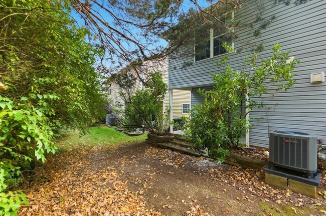 Building Photo - Knoxville 37912 - 2 bedroom 1.5 bath condo - call Jean Chung 865-386-1022