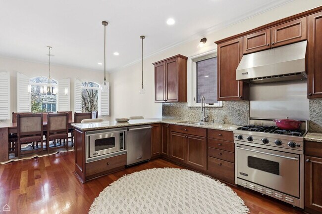 Building Photo - 952 N Racine Ave