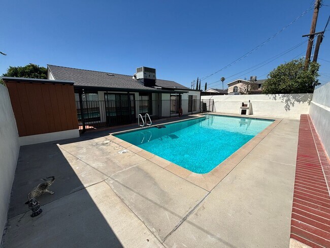 Building Photo - Single-Story 3-Bedroom Pool Home with RV P...