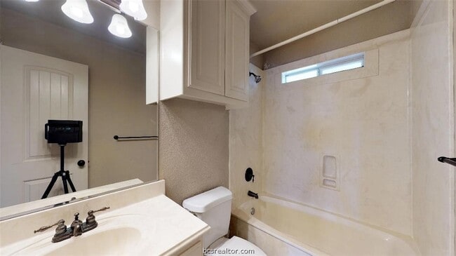 Building Photo - 2808 Horseback Dr