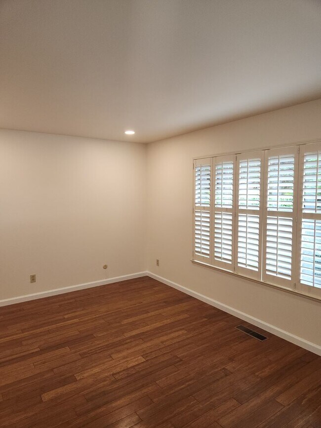 Building Photo - Lovely Home in Oakmont 55+ Senior community