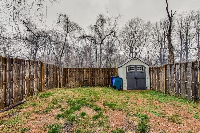 Building Photo - COMING SOON - Updated 3+2.5 End Unit w/ 2 PARKING SPACES