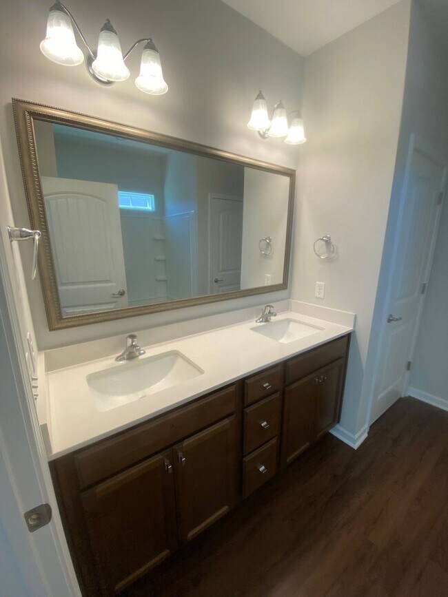 Building Photo - Spacious 4 Bedroom - great location