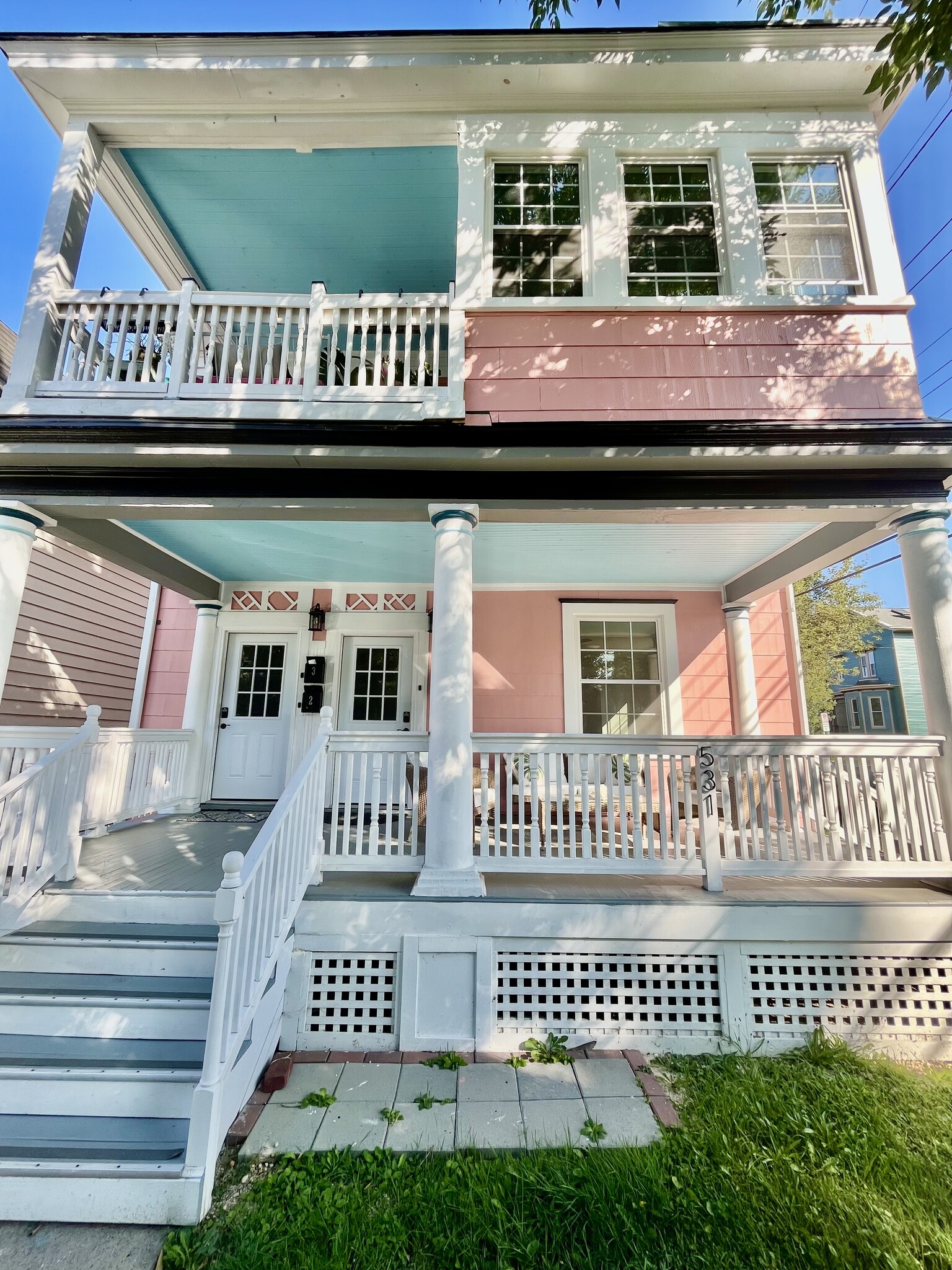 Separate entrance - 531 Straight St