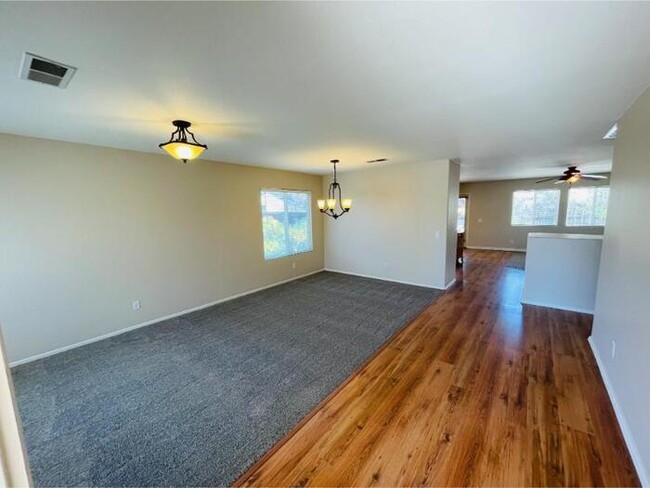 Building Photo - 27970 Sunlight Ct