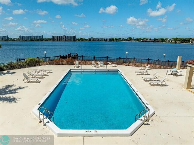 Building Photo - 110 Lake Emerald Dr