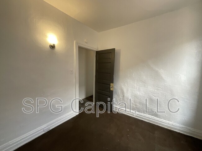 Building Photo - 901 W King St