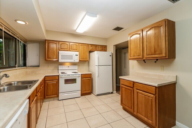 Building Photo - 15801 Knollview Dr