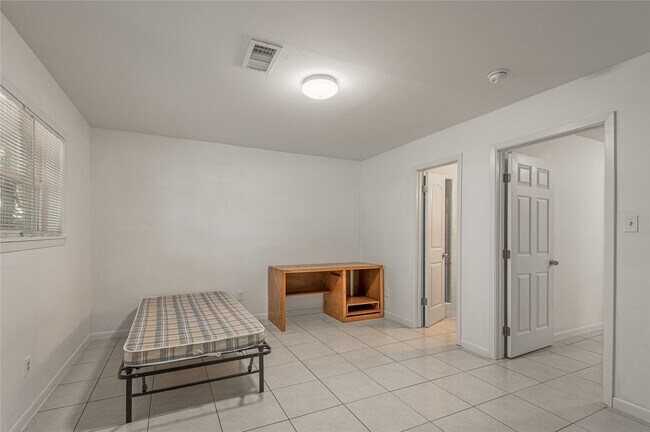 Building Photo - 604 Hayman St