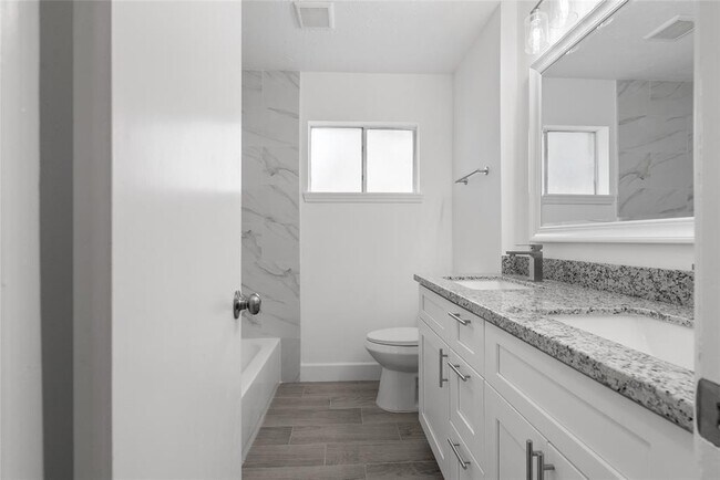 Building Photo - 1814 Hanbury Ct