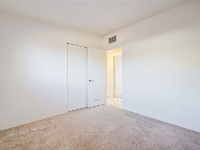 Building Photo - 3 Bedroom 2 Bathroom