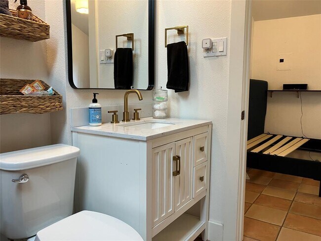 Building Photo - 1916 W 39th St