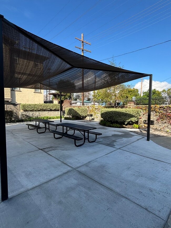 Building Photo - Move-In Ready 4 Bedroom Home Perfect for Professionals & Families