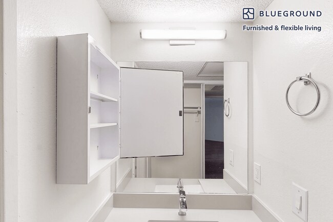 Building Photo - 24950 Via Florecer