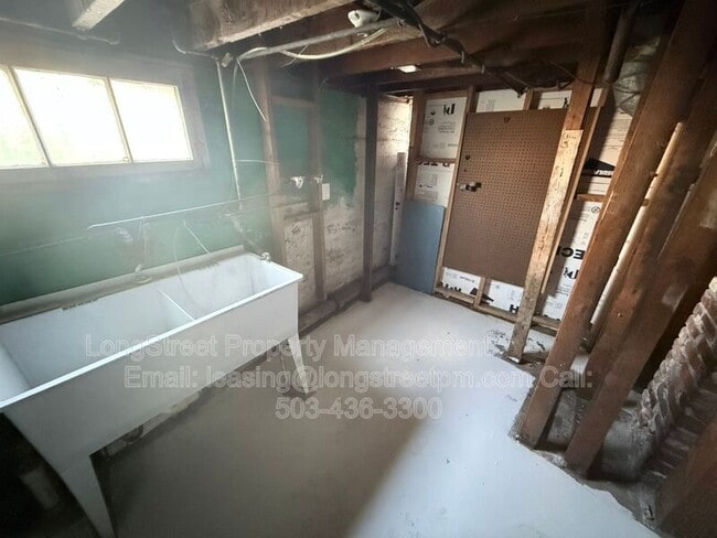 Building Photo - 588 Knapps Pl NE