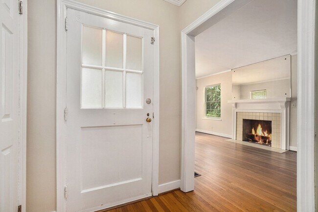 Building Photo - 2 bdrm, 1 bath near Emory and the CDC.