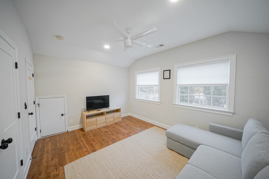 Building Photo - 1227 McAlpine Ave