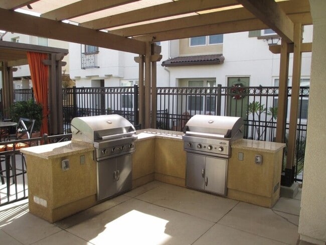 Building Photo - 40407 Calle Real